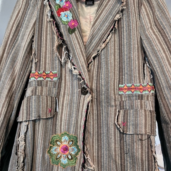 Adorable Aziz Embroidered Striped Blazer button needs a lil’ stitcheroo - Picture 13 of 14